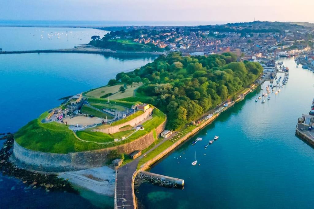 Harbour Heights - - Free Parking Space *